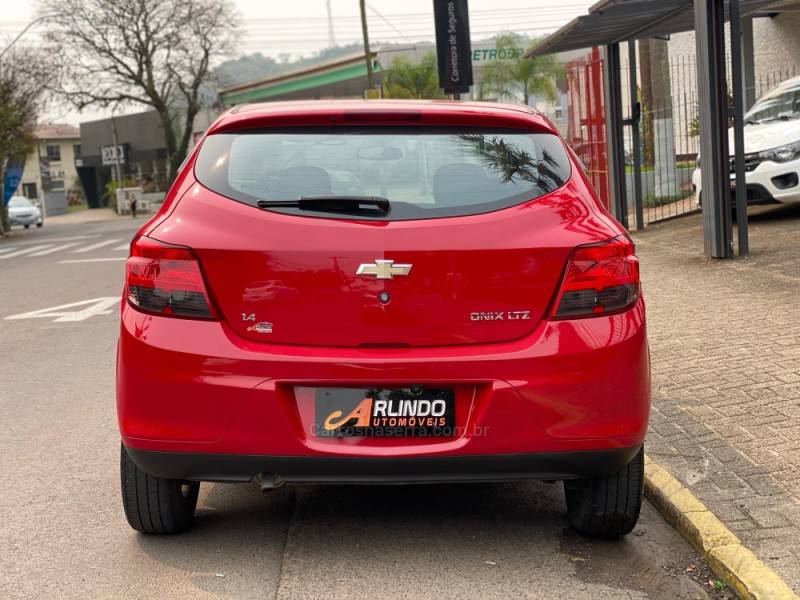 CHEVROLET - ONIX - 2013/2013 - Vermelha - R$ 49.800,00