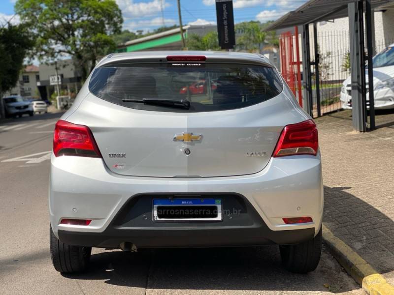 CHEVROLET - ONIX - 2018/2018 - Prata - R$ 65.800,00