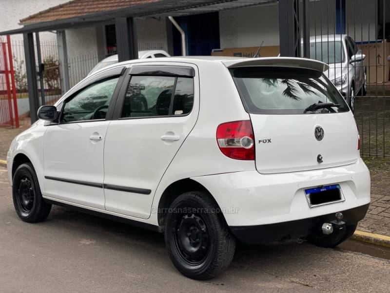 VOLKSWAGEN - FOX - 2006/2006 - Branca - R$ 23.800,00