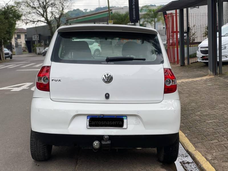 VOLKSWAGEN - FOX - 2006/2006 - Branca - R$ 23.800,00