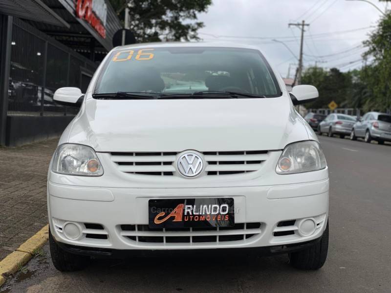 VOLKSWAGEN - FOX - 2006/2006 - Branca - R$ 23.800,00