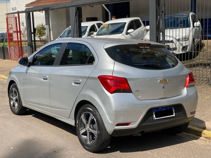 CHEVROLET - ONIX - 2018/2018 - Prata - R$ 65.800,00