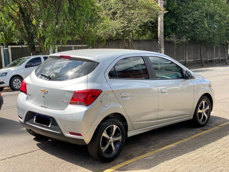 CHEVROLET - ONIX - 2018/2018 - Prata - R$ 65.800,00