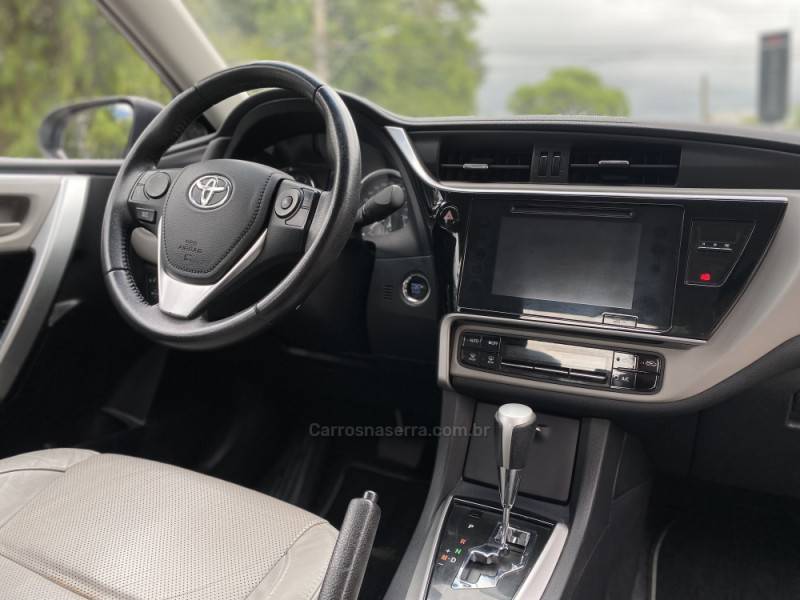 TOYOTA - COROLLA - 2018/2018 - Prata - R$ 105.800,00