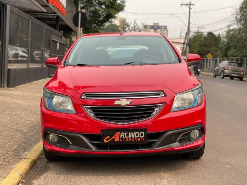 CHEVROLET - ONIX - 2013/2013 - Vermelha - R$ 49.800,00